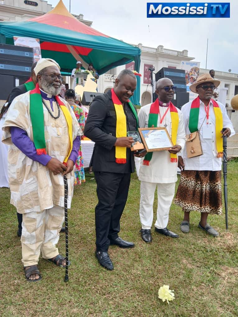 Serge Ondobo reçoit un Award d'Honneur des mains du Révérend Pasteur Libom Likeng